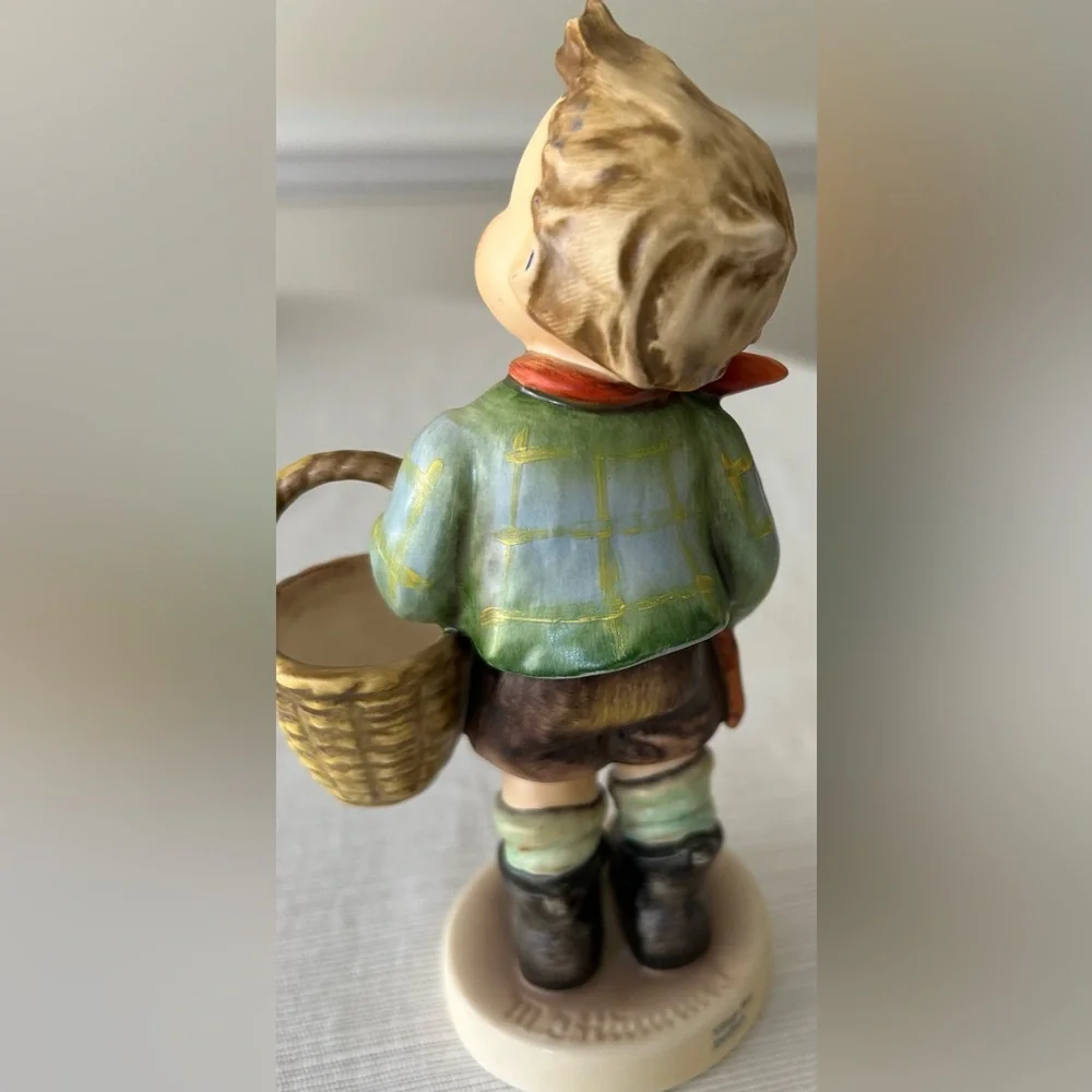 Village Boy Hummel 51/0. Excellent Condition!! Make An Offer!! - Picture 2 of 3